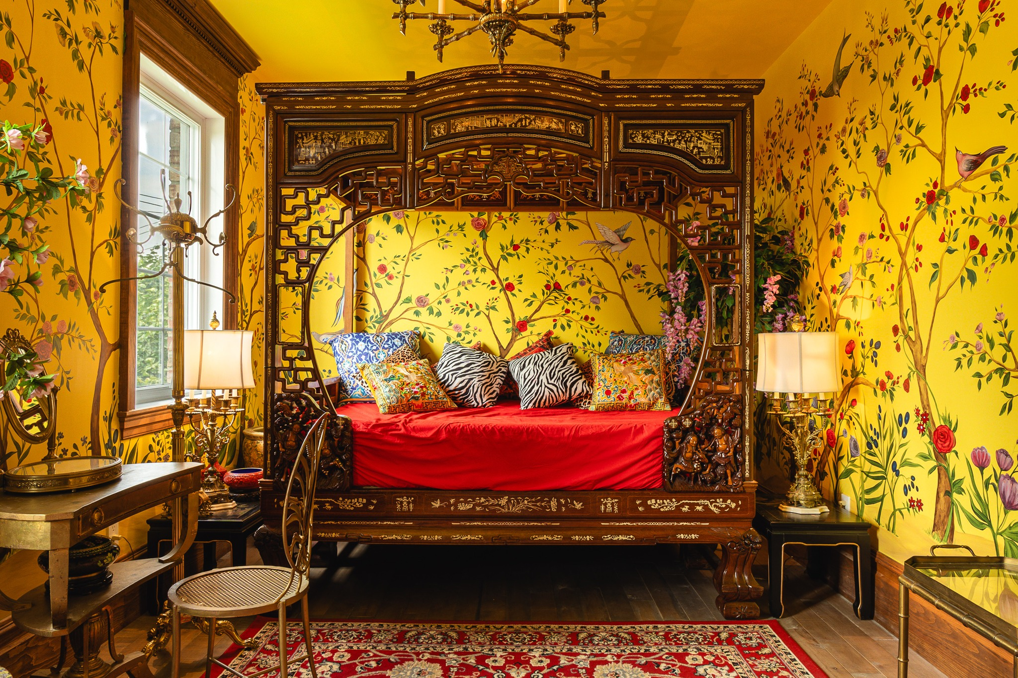 A Chinoiserie Dreamroom Rooted in History and Radiant Color